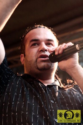 Tolga (D) with The House Of Riddim Band 12. Reggae Jam Festival - Bersenbrueck 12. August 2006 (11).jpg